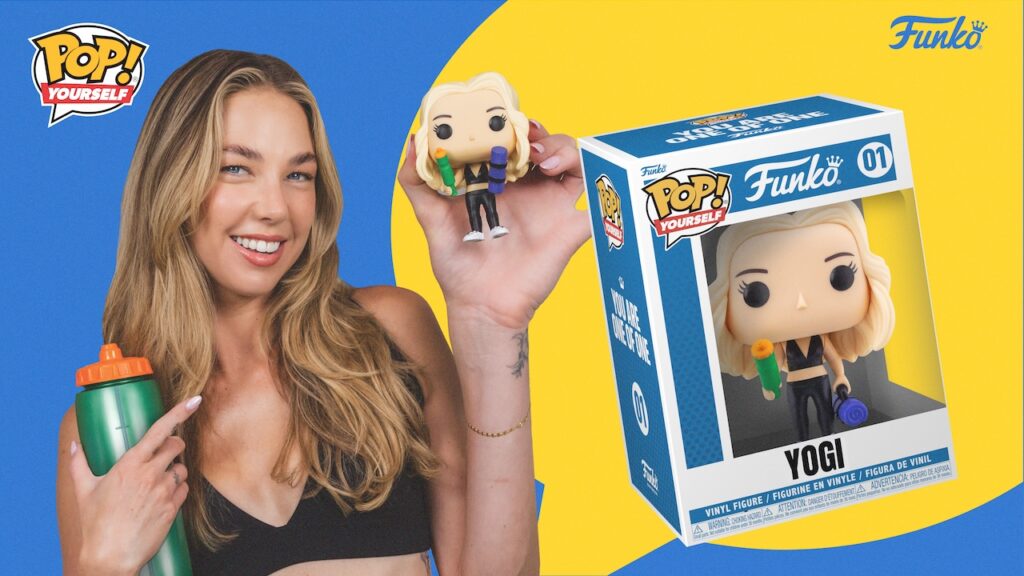 Una ragazza con un Funko in mano