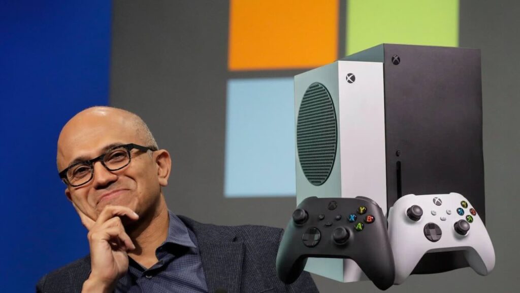 Satya Nadella con al fianco una Xbox Series X e Series S