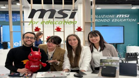 Alcune persone con il logo di MSI dietro