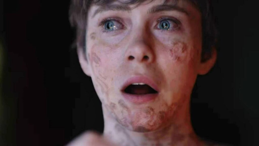 La protagonista di OD di Kojima mentre urla impaurita