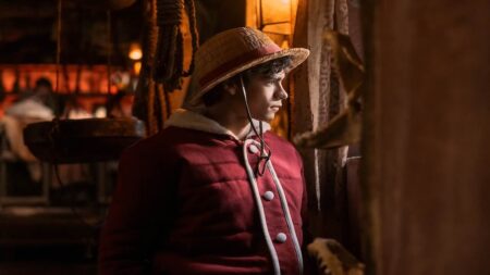 Ruffy di One Piece Stagione 2 di Netflix con addosso un cappotto rosso