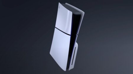 PS5 ha superato le vendite totali di PS3 in USA impiegando la metà del tempo Una PS5 in verticale con sfondo grigio