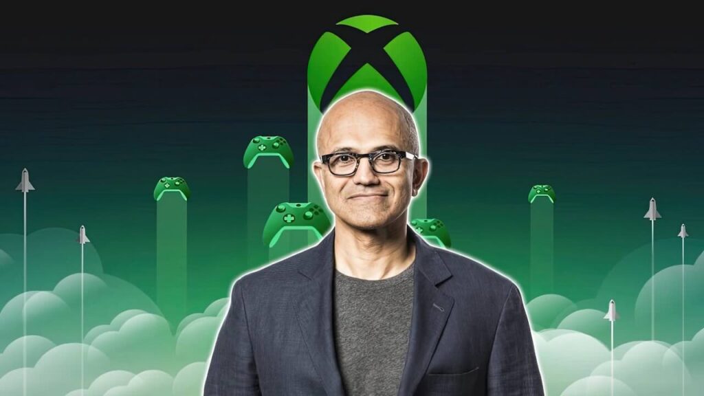 Satya Nadella con dietro il logo di Xbox