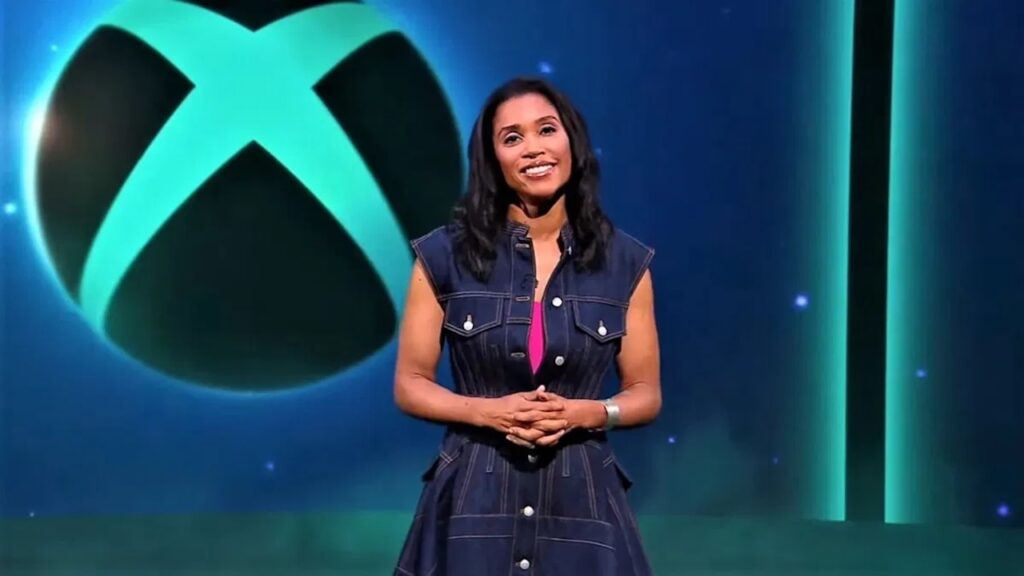Sarah Bond con dietro il logo Xbox
