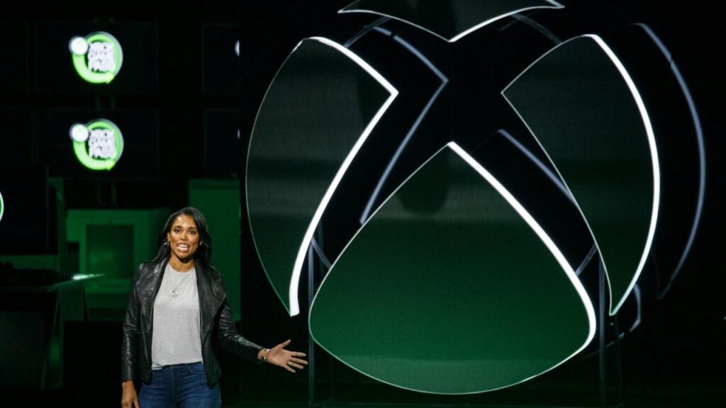 Sarah Bond con il logo di Xbox sullo sfondo