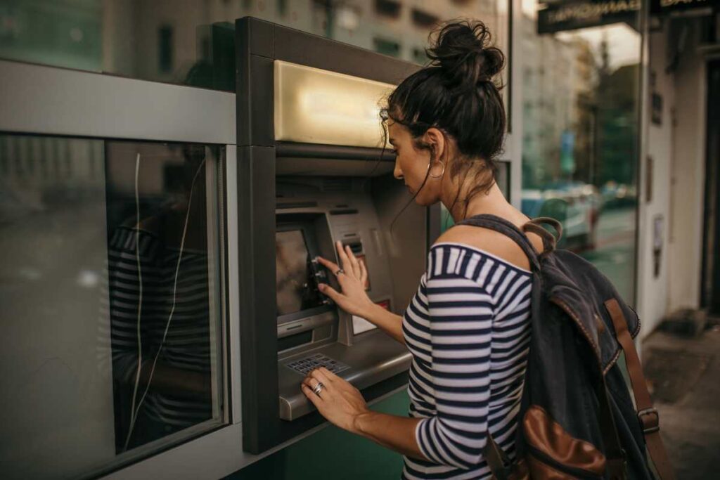 ragazza al bancomat