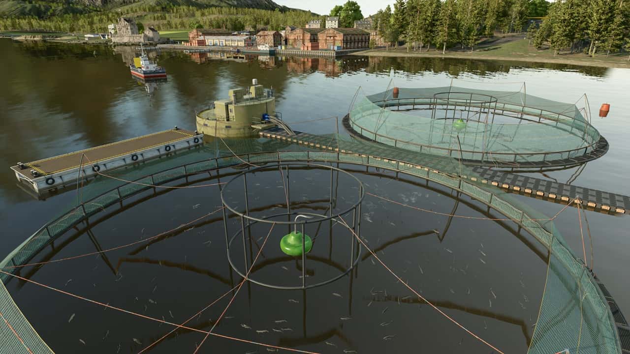 Visuale dall'alto di un lago nel quale c'è un allevamento ittico