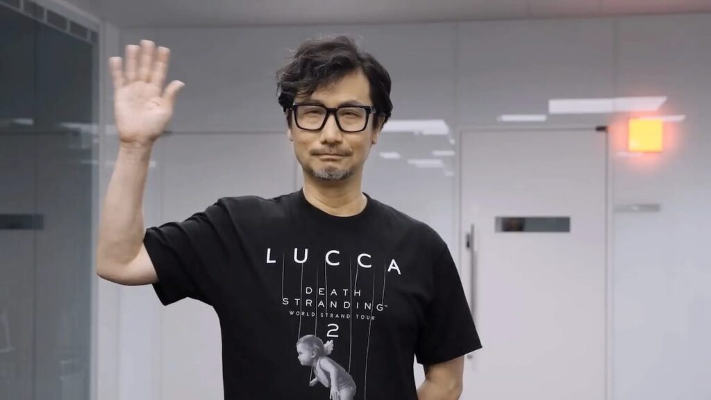 Death Stranding 2: On The Beach, ecco il video completo del panel di Hideo Kojima a Lucca Comics & Games Hideo Kojima con la t-shirt di Death Stranding 2: On The Beach per Lucca Comics & Games 2025