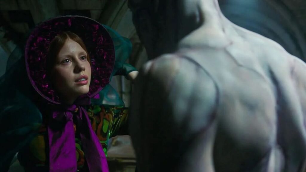 Mia Goth e la Creatura in Frankenstein