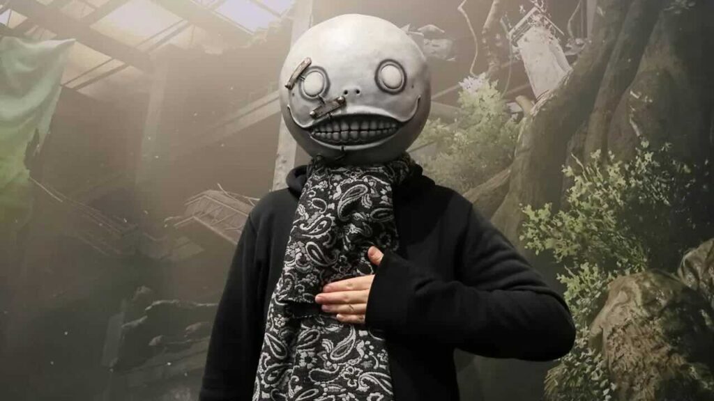 Yoko Taro con la maschera di NieR in testa