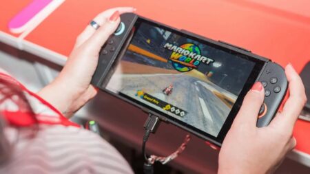 Un Nintendo Switch 2 con Mario Kart World tra le mani di una giocatrice