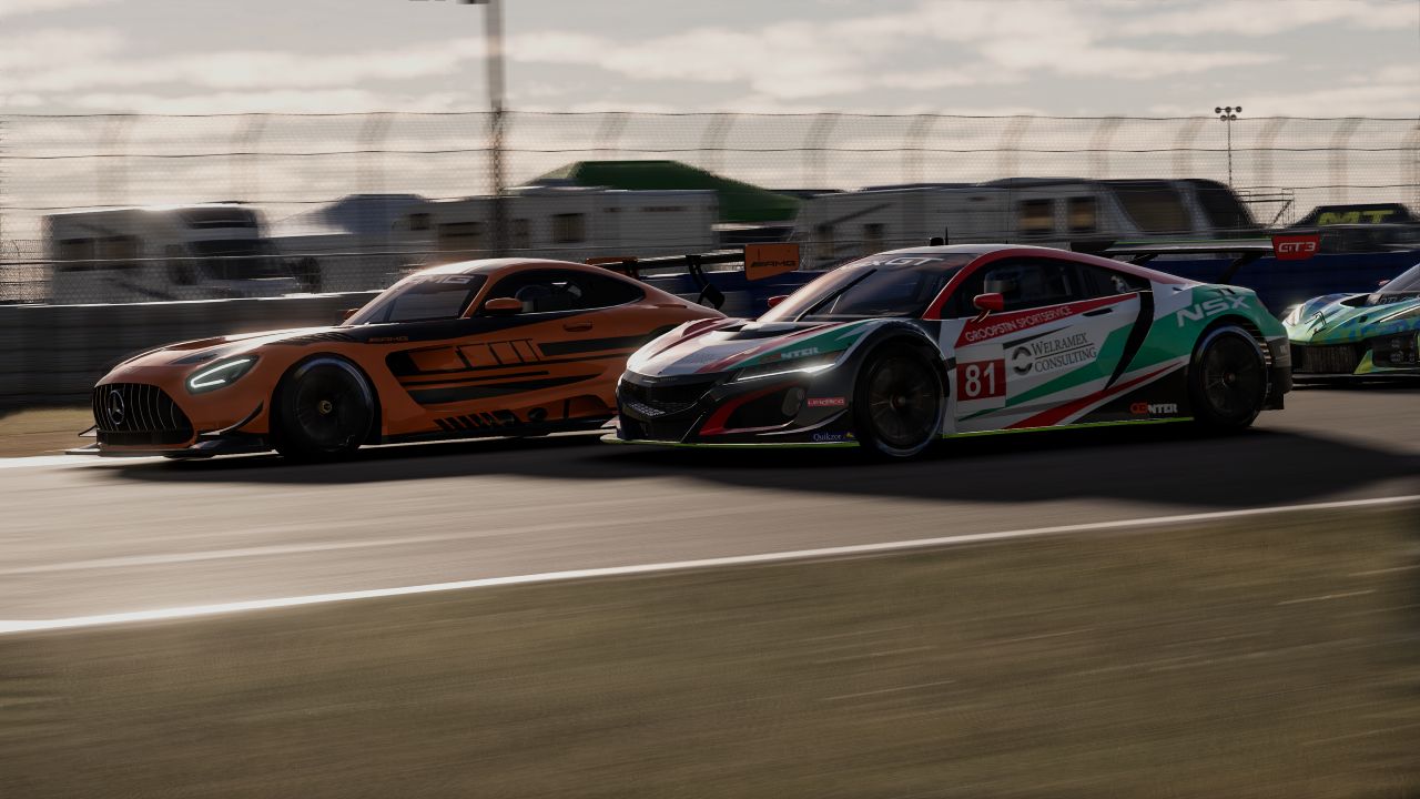 Due auto GT3 lottano sul circuito del Sebring