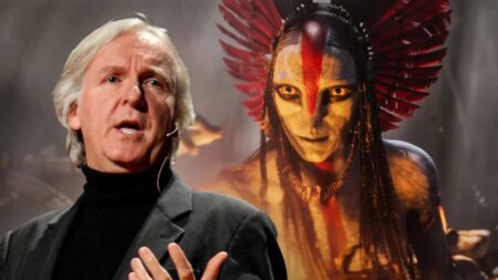 James Cameron con al fianco un personaggio di Avatar: Fuoco e Cenere