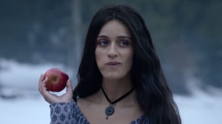 Yennefer di The Witcher per Netflix in primo piano mentre mangia una mela