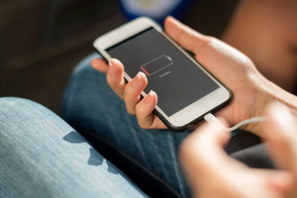 Ricarica lampo da record: smartphone al 100% in soli 4 minuti. Addio attese infinite Ricarica smartphone