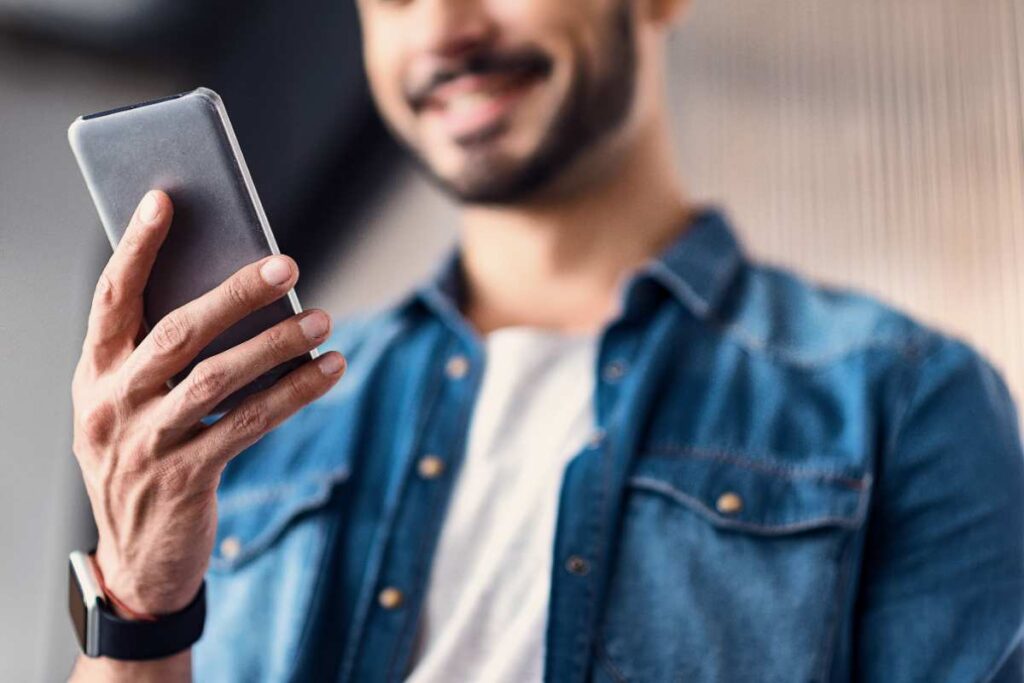 Addio caricabatterie, ecco lo smartphone dei record: lo usi 4 giorni con una sola ricarica completa Uomo smartphone