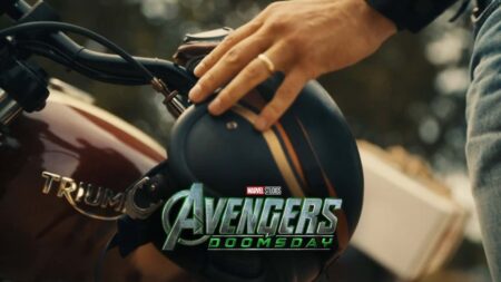 Un casco di Steve Rogers con il logo di Avengers: Doomsday