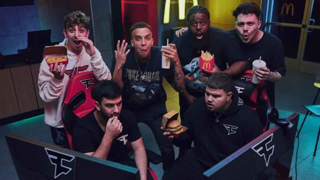 Alcuni membri i FaZe Clan con degli hamburger del McDonald's in mano