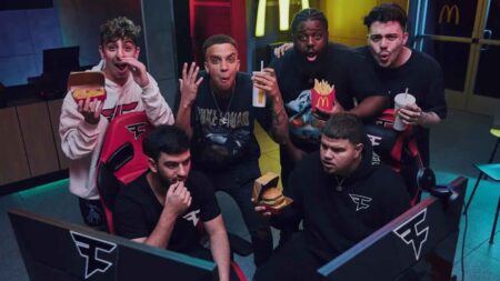 Alcuni membri i FaZe Clan con degli hamburger del McDonald's in mano