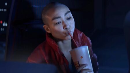 Jordan di Intergalactic: The Heretic Prophet mentre sorseggia una bibita