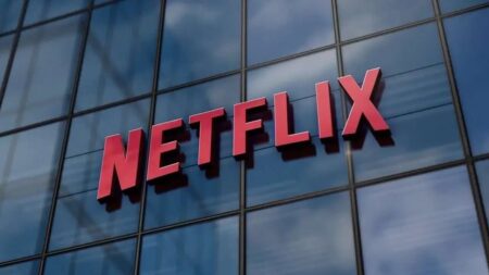 Il logo di Netflix su una vetrata