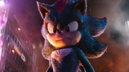 Sonic in primo piano con lo sguardo serio