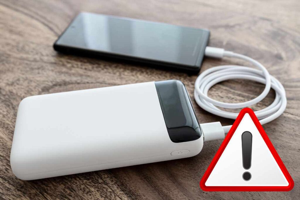 Allarme power bank pericoloso, se hai questo modello gettalo subito: ritirato per rischio incendio power bank