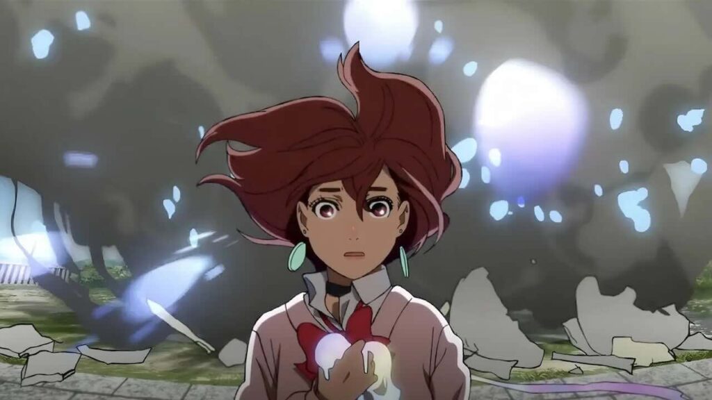 La protagonista di DanDaDan mentre dietro esplode una casa