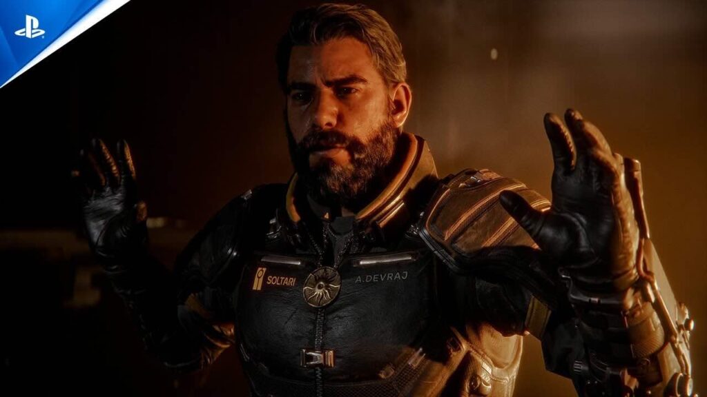 Saros, Sony pubblica un video dedicato a storia e personaggi Il protagonista di Saros con le mani in alto