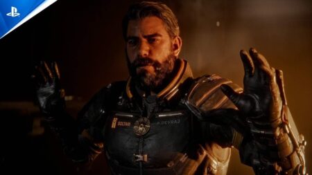 Il protagonista di Saros con le mani in alto