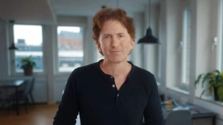 Todd Howard di Bethesda con dietro delle finestre