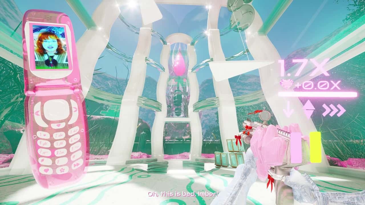 Personaggio armato di mitraglietta rosa guarda una struttura e parla al telefono con una donna