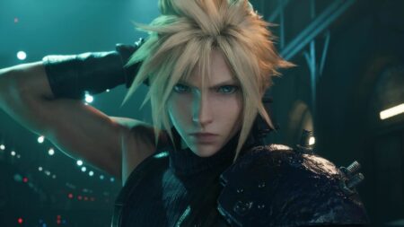 Cloud di Final Fantasy 7 Remake mentre impugna la sua spada
