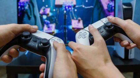Due giocatori mentre impugnano due DualSense