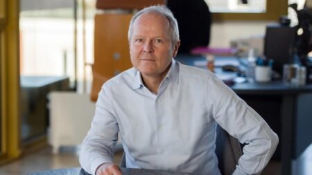 Guillemot di Ubisoft seduto su una sedia