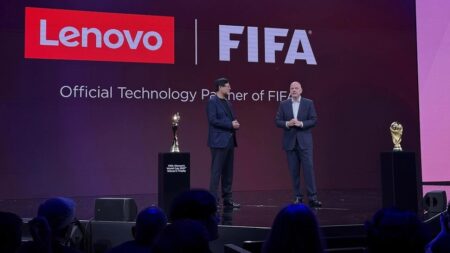 Un dirigente di Lenovo ed Infantino della FIFA