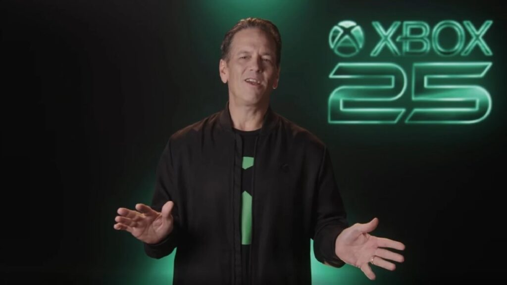 Il logo del 25° anniversario di Xbox con Phil Spencer al fianco