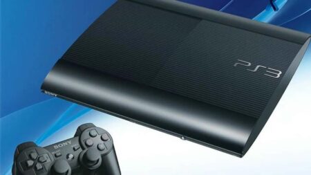 Una PS3 Slim con il DualShock 3