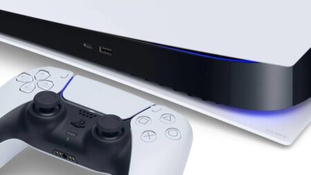 Una PS5 fat con un DualSense vicino