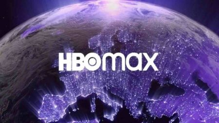 Il logo di HBO Max con l'Italia sullo sfondo