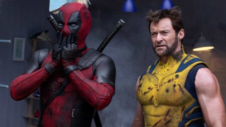Deadpool con un'espressione sorprese con al fianco Wolverine