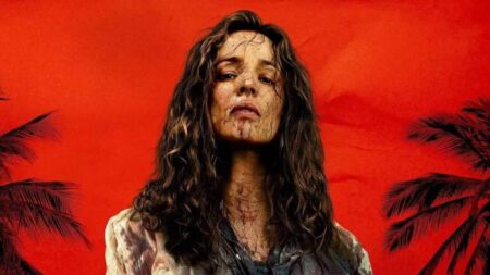 Rachel McAdams in primo piano con uno sfondo rosso