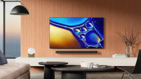 Un TV Sony Bravia installato su un muro
