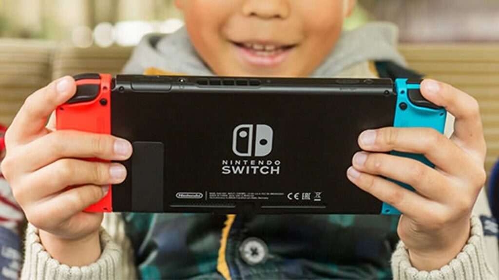 Tragedia in USA: un undicenne uccide il padre a causa di un Nintendo Switch sequestrato Un Nintendo Switch tra le mani di un giocatore
