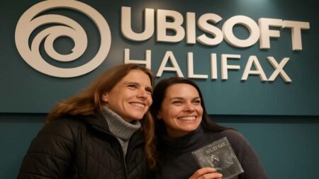 Due dipendenti di Ubisoft con dietro il logo di Ubisoft Halifax