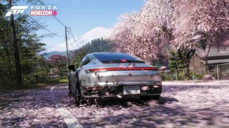 Un'auto di Forza Horizon 6 in una strada ricoperta di fiori di ciliegio