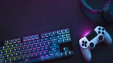 Una tastiera PC con una cuffia ed un DualShock 4