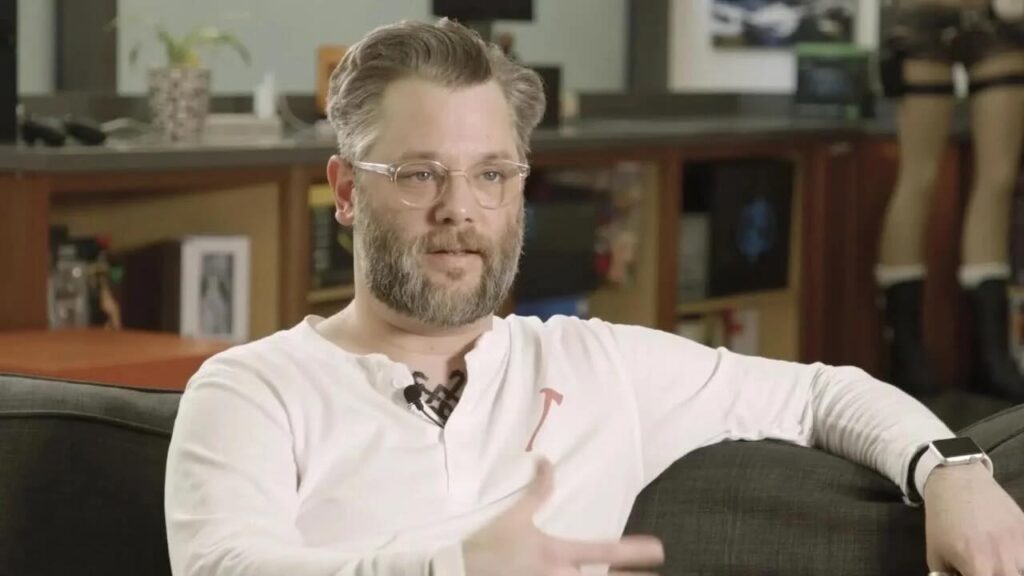 Cory Barlog seduto su una poltrona