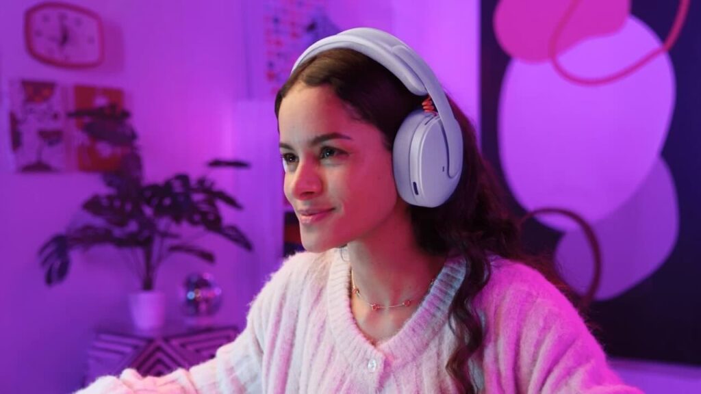 Una ragazza con le cuffie Logitech G325 Lightspeed
