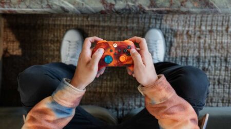 Un controller Xbox tra le mani di un giocatore
